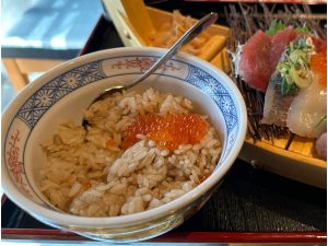 丼の中に酢飯とイクラものっています