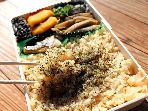 大阪人が愛してやまない一品。明治創業の定食屋『大黒』の「かやく御飯弁当」とは？