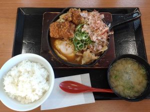 「カレーからあげのカレーうどん定食」869円（税込）