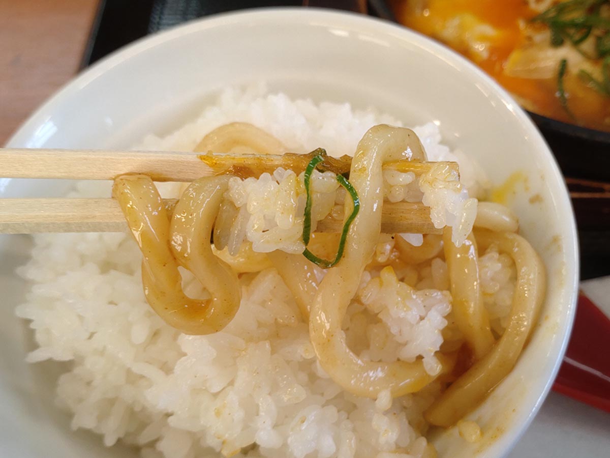 不思議とご飯が進むうどん