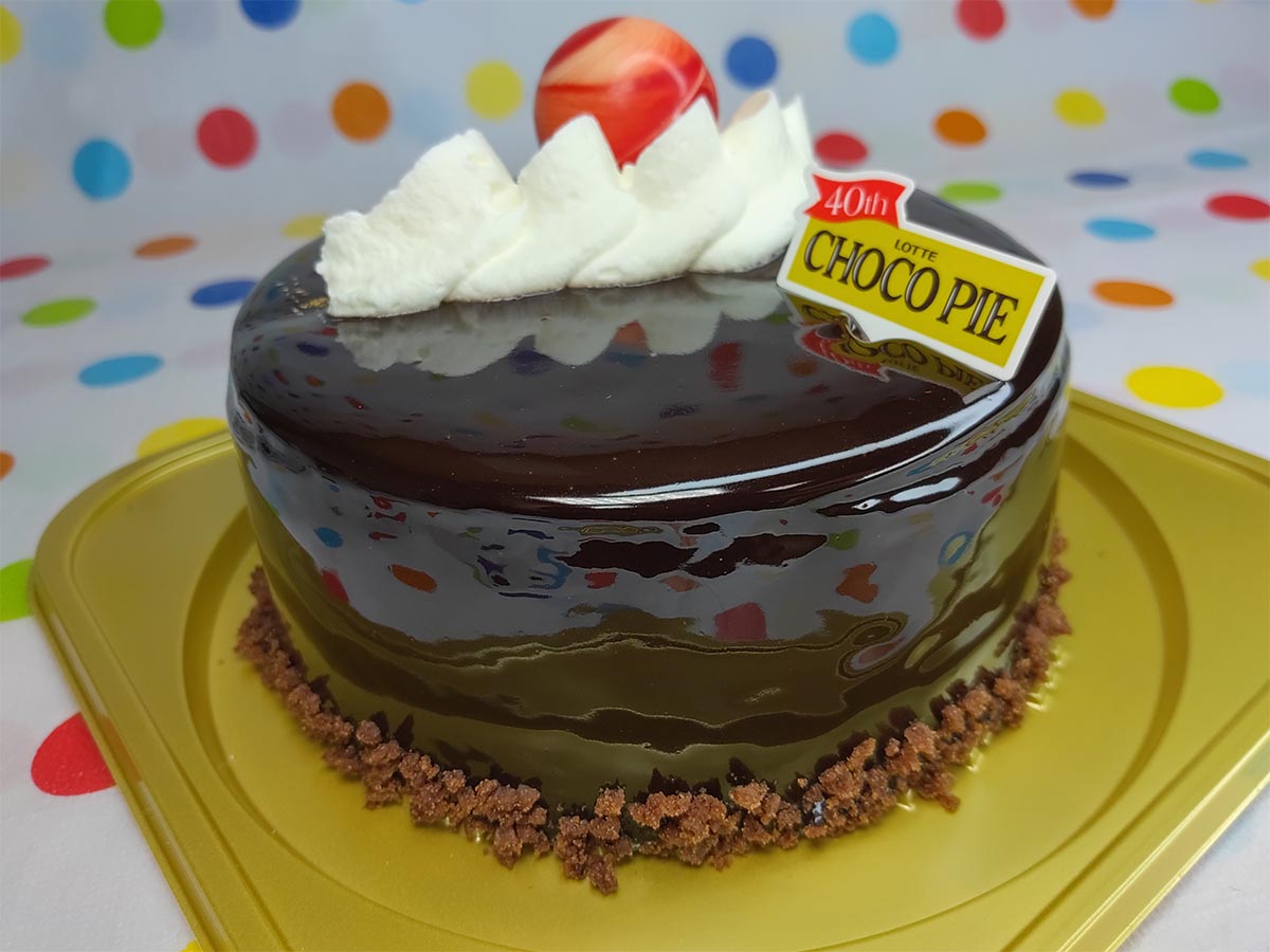 「ケーキになったチョコパイ」2592円（税込）。マーブルの玉はホワイトチョコレートでできています