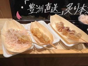 左：「大ぶりホタテ」1019円、右：「大ぶりイイダコ」1019円など、だしで食べる天ぷら串