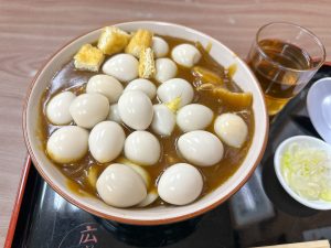 カレーうどんにウズラの卵が20個！ 下北沢の老舗蕎麦屋『広栄屋』の名物カレーうどんに度肝を抜かれた！