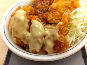 食べる価値アリ？ かつやの新作「海老マヨとチキンカツの合い盛り丼」を食べてみた！