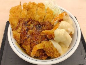 「海老マヨとチキンカツの合い盛り丼」869円（税込）。おかずが別皿＆とん汁（小）付きの「定食」979円（税込）もあり