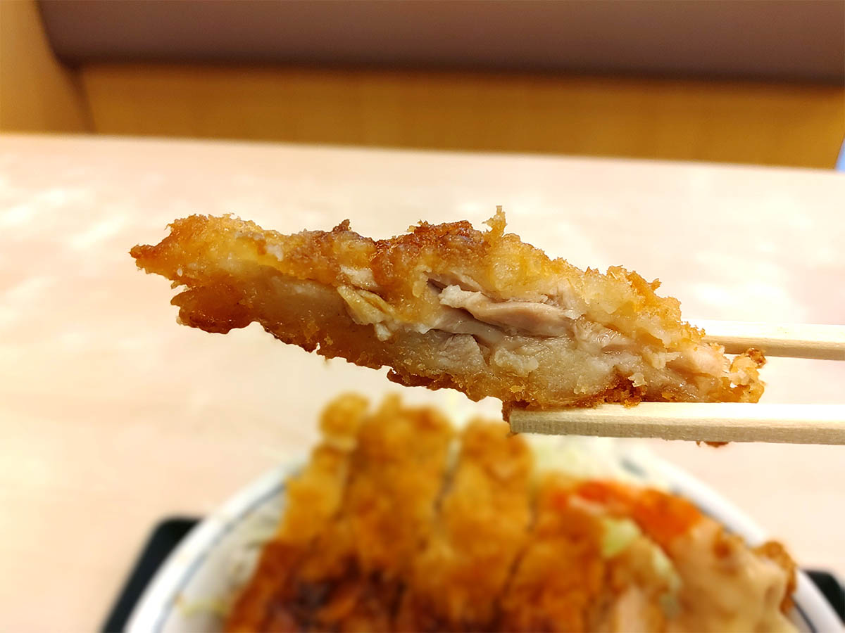 チキンカツは6つにカット。サクサク感とジューシーさは不変!