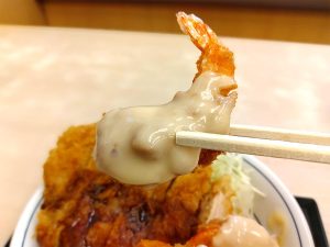 エビフライはくるんと丸い形。エビマヨソースが美味！