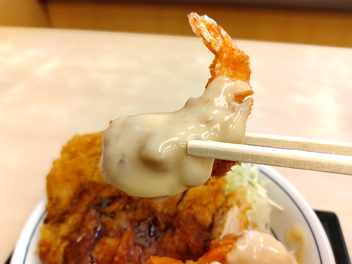エビフライはくるんと丸い形。エビマヨソースが美味!