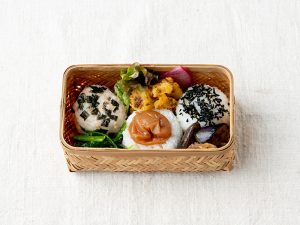 「青竹おむすび篭　中／小」中4400円、小4345円。抗菌作用があり、食品の傷みや腐敗を防ぐ