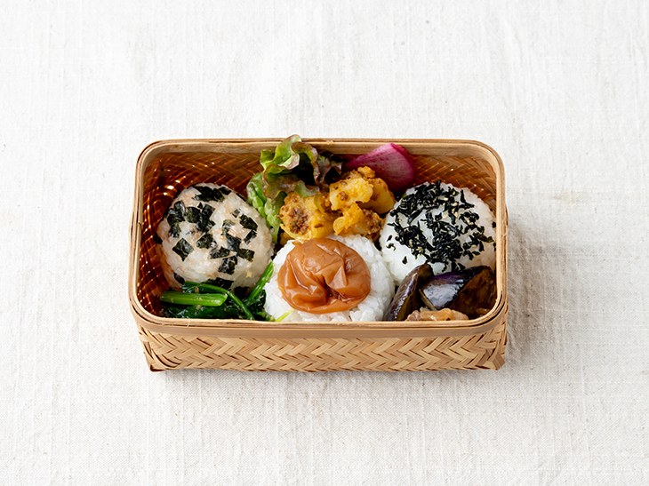 「青竹おむすび篭 中/小」中4400円、小4345円。抗菌作用があり、食品の傷みや腐敗を防ぐ