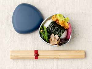 「おにぎり用弁当箱 ネイビー／ホワイト」各990円