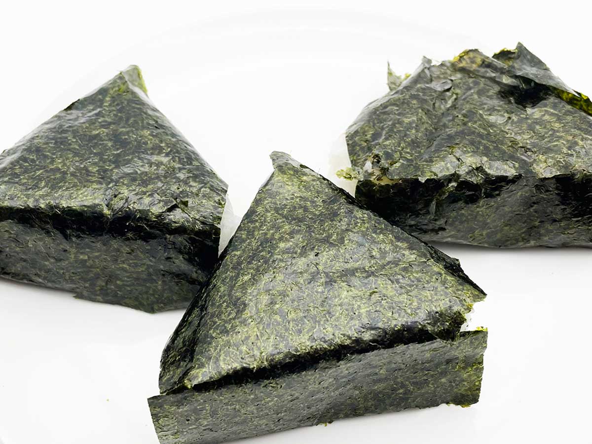 それぞれの「鮭おにぎり」に海苔を巻いてみました(並びは前写真と同じ)