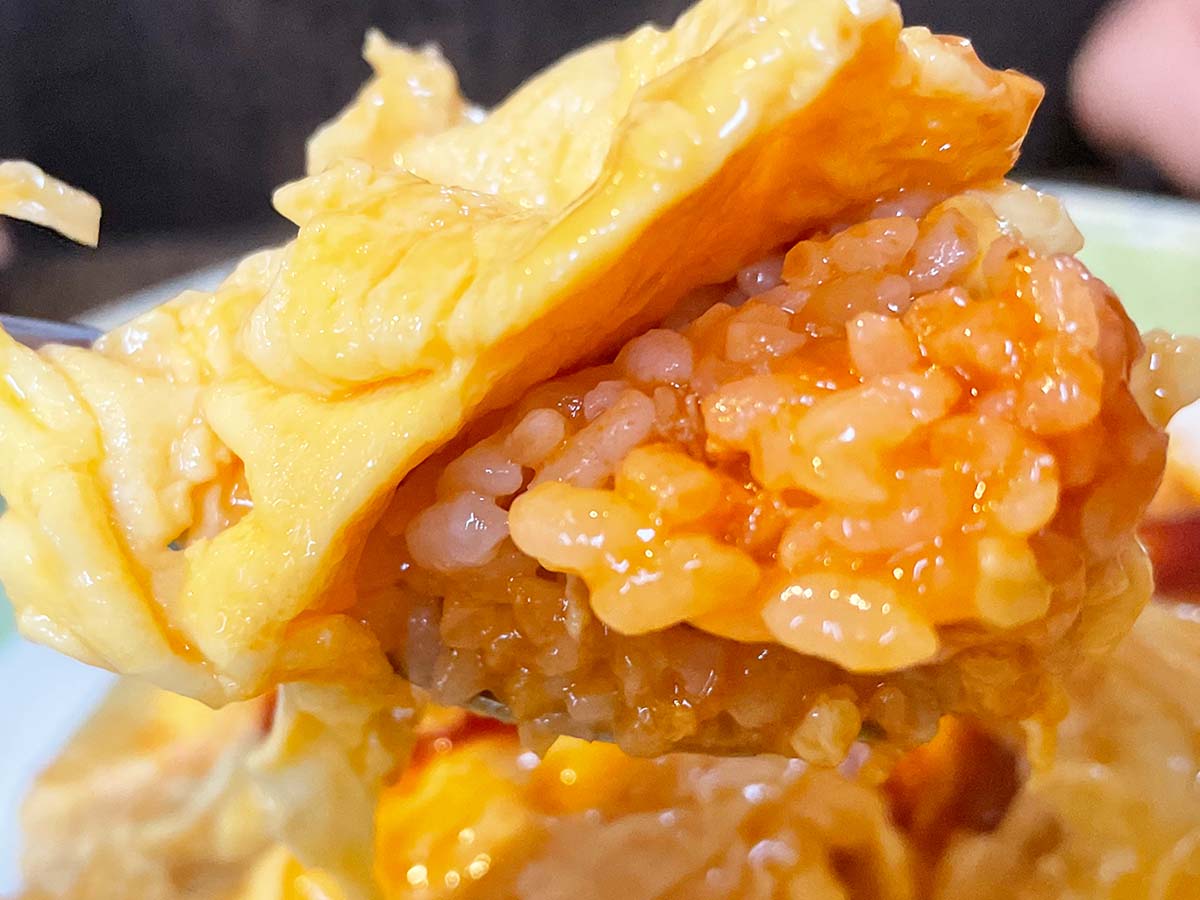 見た目どおりのフワトロ食感。チキンライスと一緒に食べるといいアンバイに