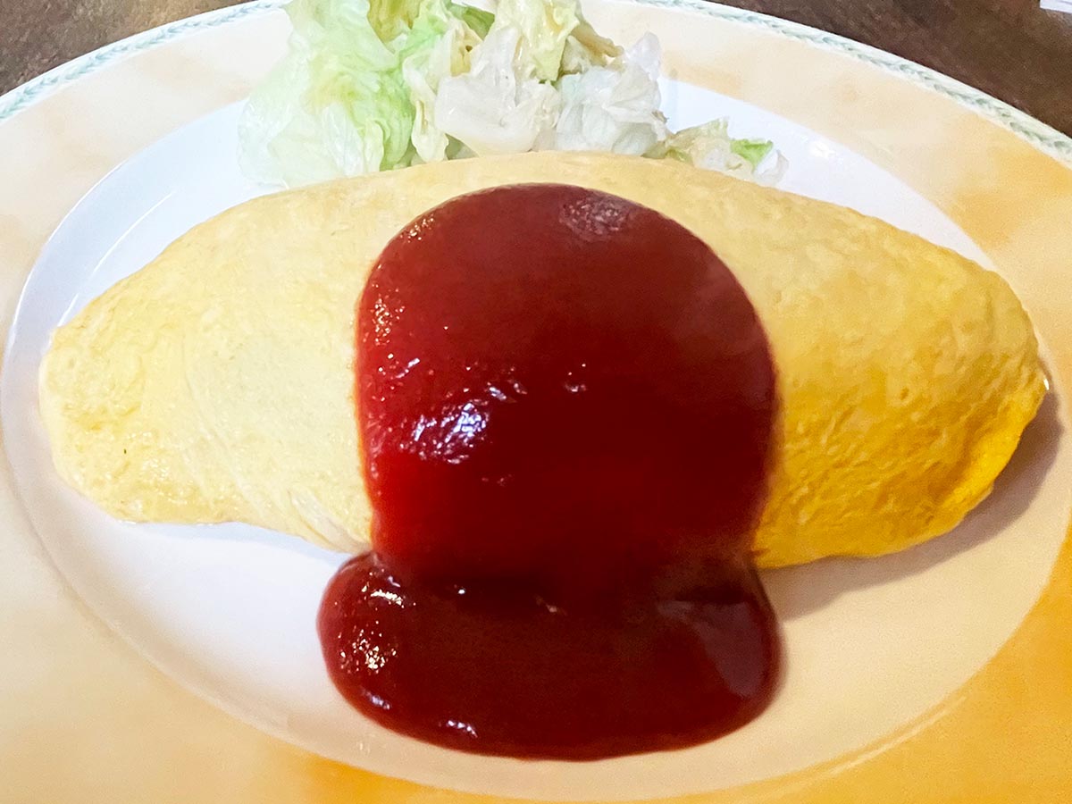 薄焼き卵でキレイに包まれた王道スタイルの「オムライス」