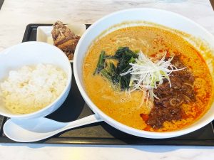 『デニーズ』の「胡麻香る四川風担々麺セット～鶏唐揚げ2コ・ミニごはんつき」1298円、単品の場合は990円（※価格は全て税込）