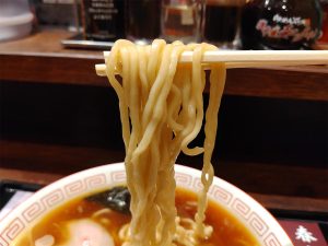 中太縮れ麺はオリジナルよりも縮れがキレイ