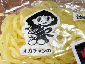 『岡本製麺』のイメージキャラクター「オカチャン」が目印