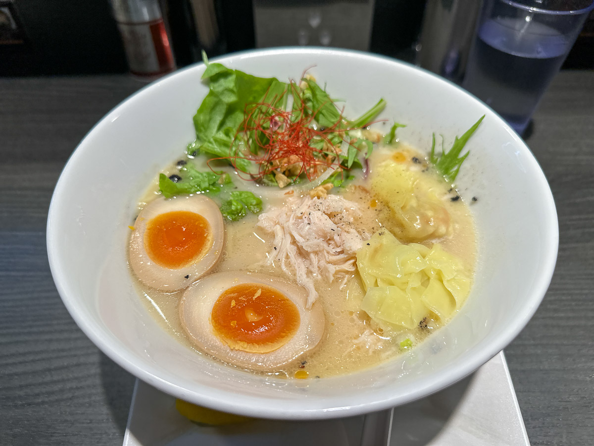 「特選鶏白湯塩そば」(1320円)は、海老ワンタン入り