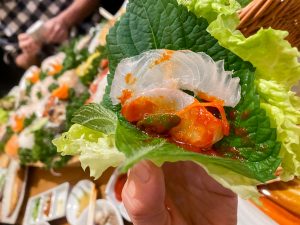 韓国刺身はサンチュとエゴマの葉で包んで食べる
