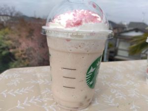 「花見だんご フラペチーノ」イートイン690円、テイクアウト678円（ともに税込）。サイズはTallのみ