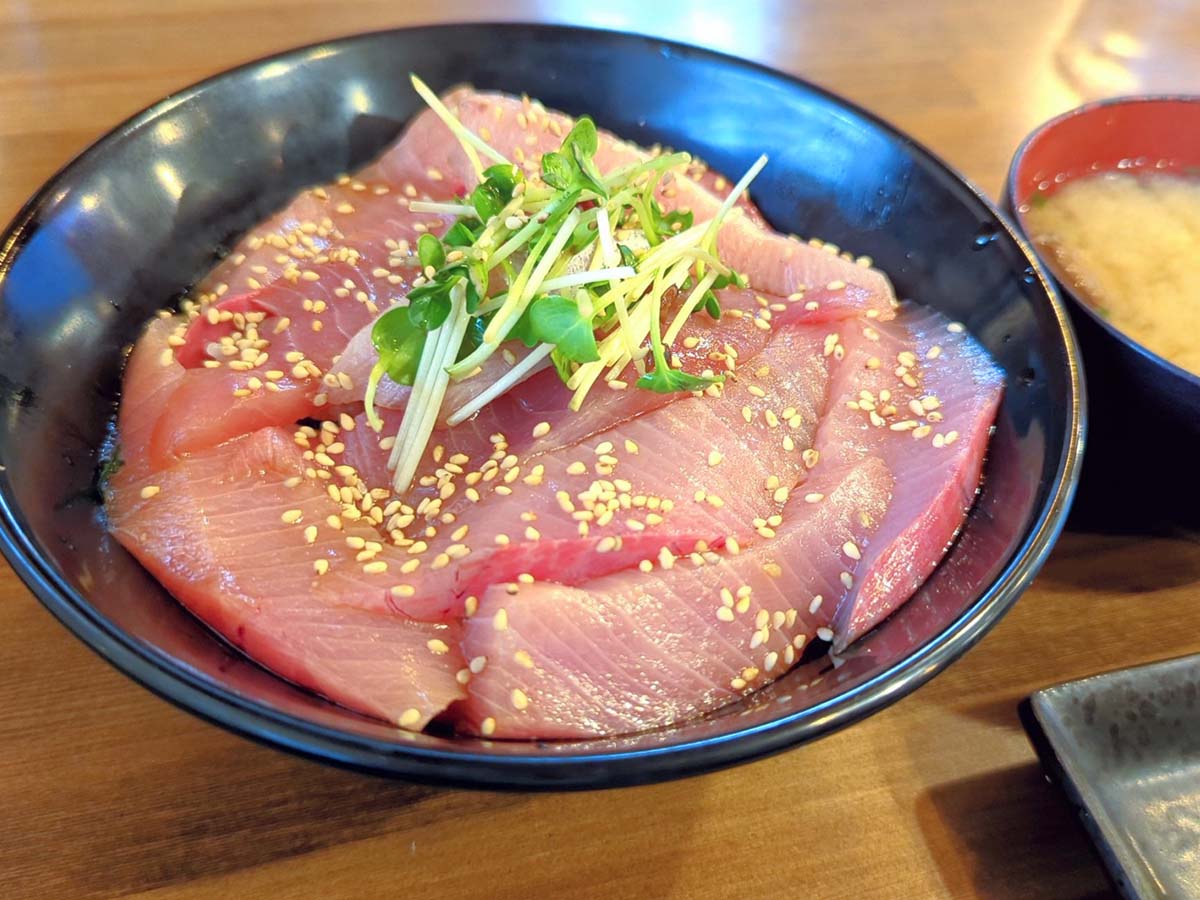 「漬け丼」1200円、「あら汁」200円