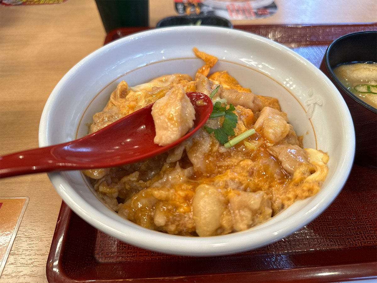 『なか卯』の「親子丼」は、厳選した鶏肉を使っています。