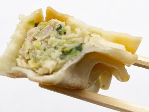 野菜と肉がほどよく詰まった餡。ほのかにニンニクがきき、ビールが恋しくなります