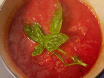 プロ直伝の本当においしい「王道トマトソース」の作り方【基本の料理】