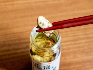 蓋を開けると牡蠣がたっぷり。箸を通じてプルンプルンの食感が伝わってくる。オイルはコーン油