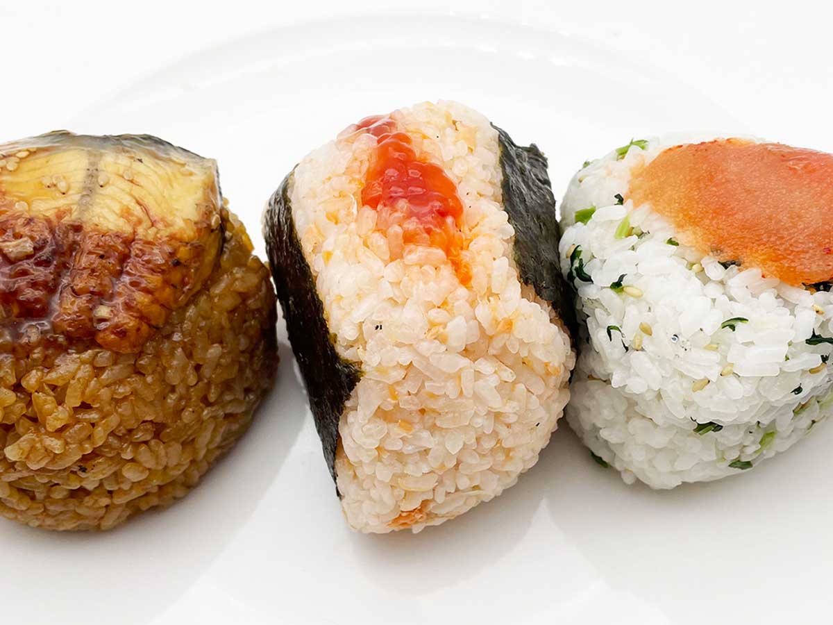 『タカマル鮮魚店 新橋日比谷通り店』のおにぎり3種。左から「うなぎ」300円、「鮭親子」300円、「野沢菜明太」200円(※いずれも税込)