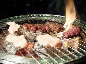 ロースターではなく七輪で肉を焼き上げるのが北見流