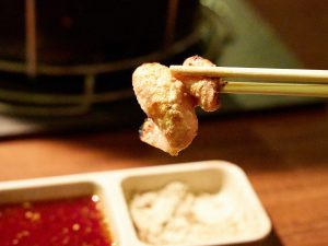 塩コショウをつけると肉の旨さと甘みが際立つ