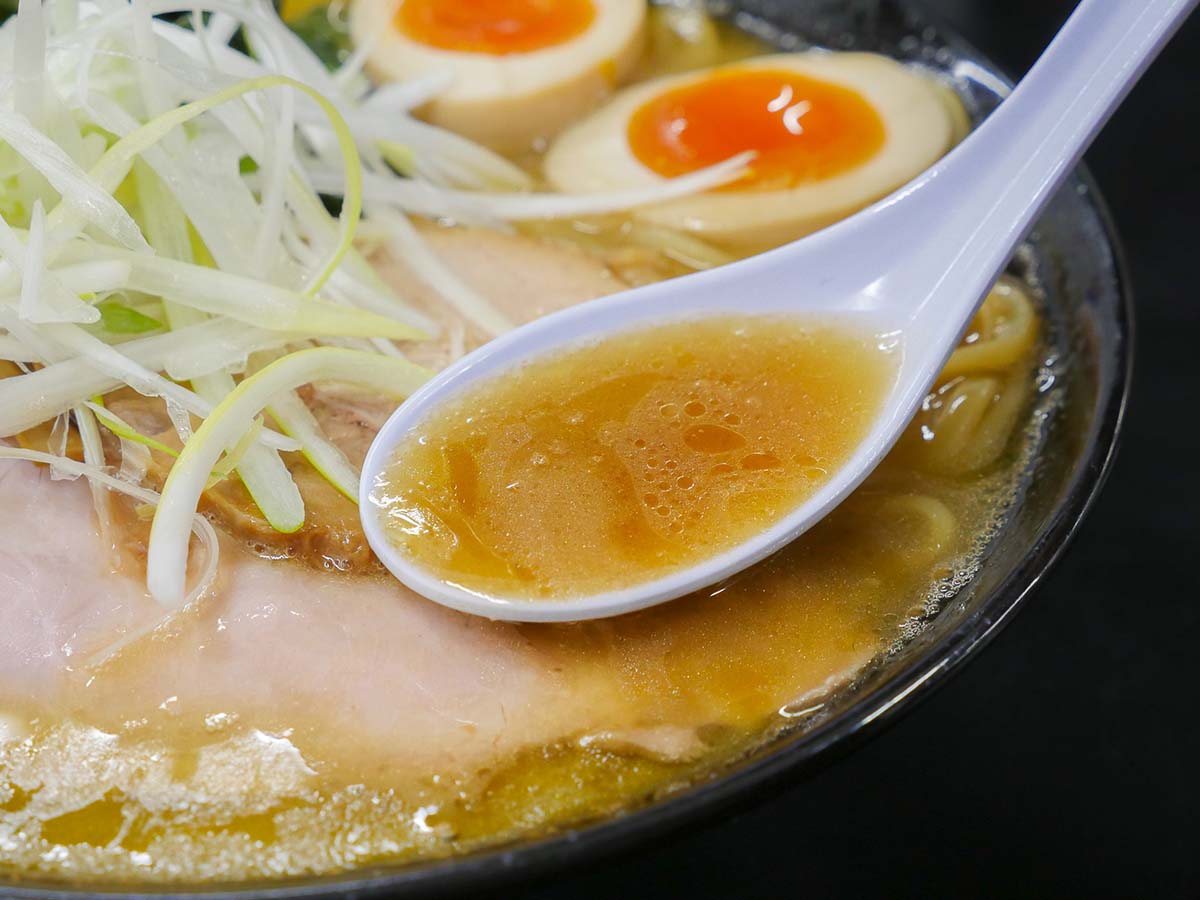 国産の豚骨や鶏ガラで出す濃厚スープに醤油だれ。太麺とのバランスがいいっ！