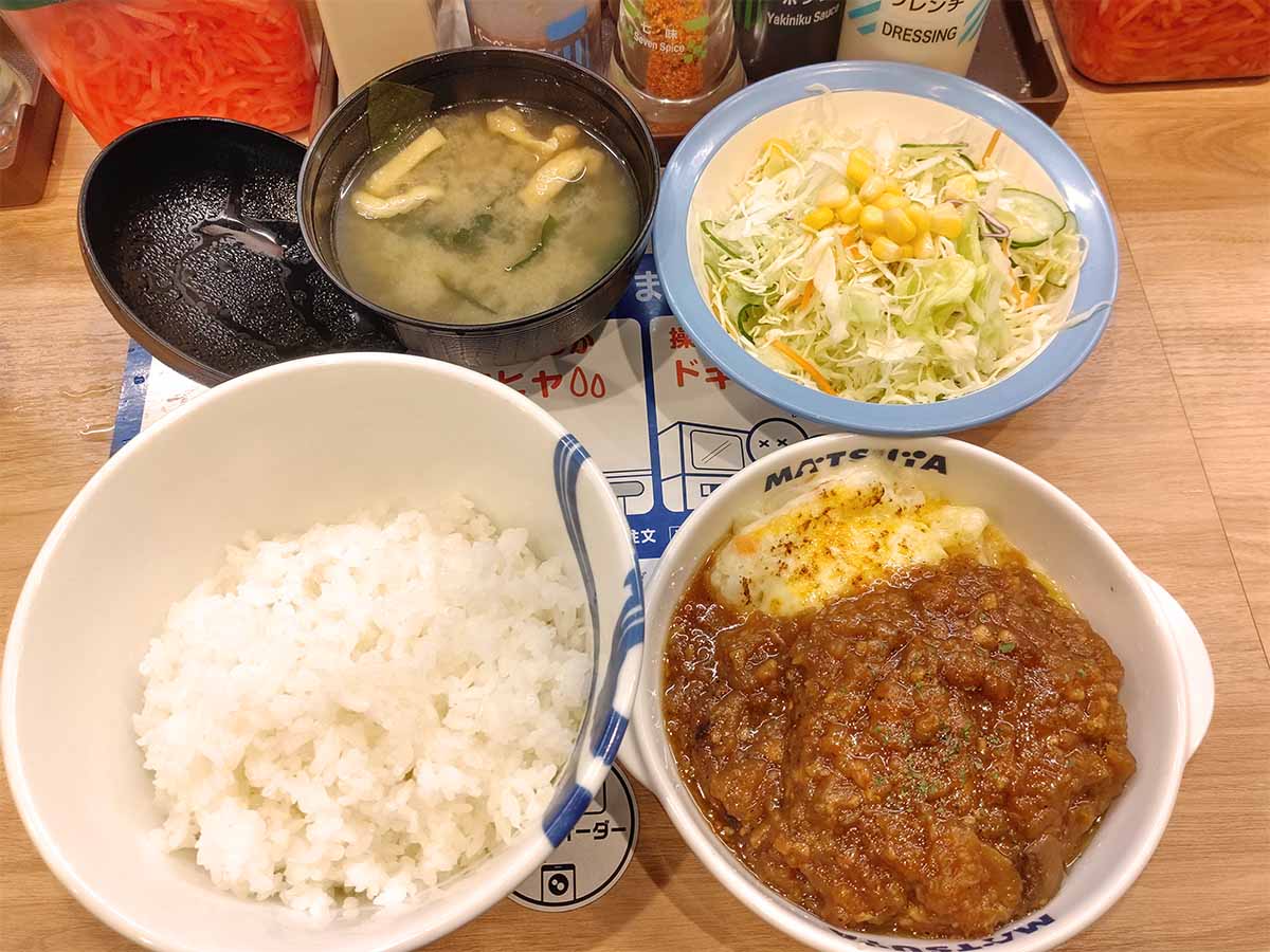 「シャリアピンソースハンバーグ定食」890円(税込)。ご飯の量は大盛でオーダーしました(小盛から特盛まで全て無料で変更可!)