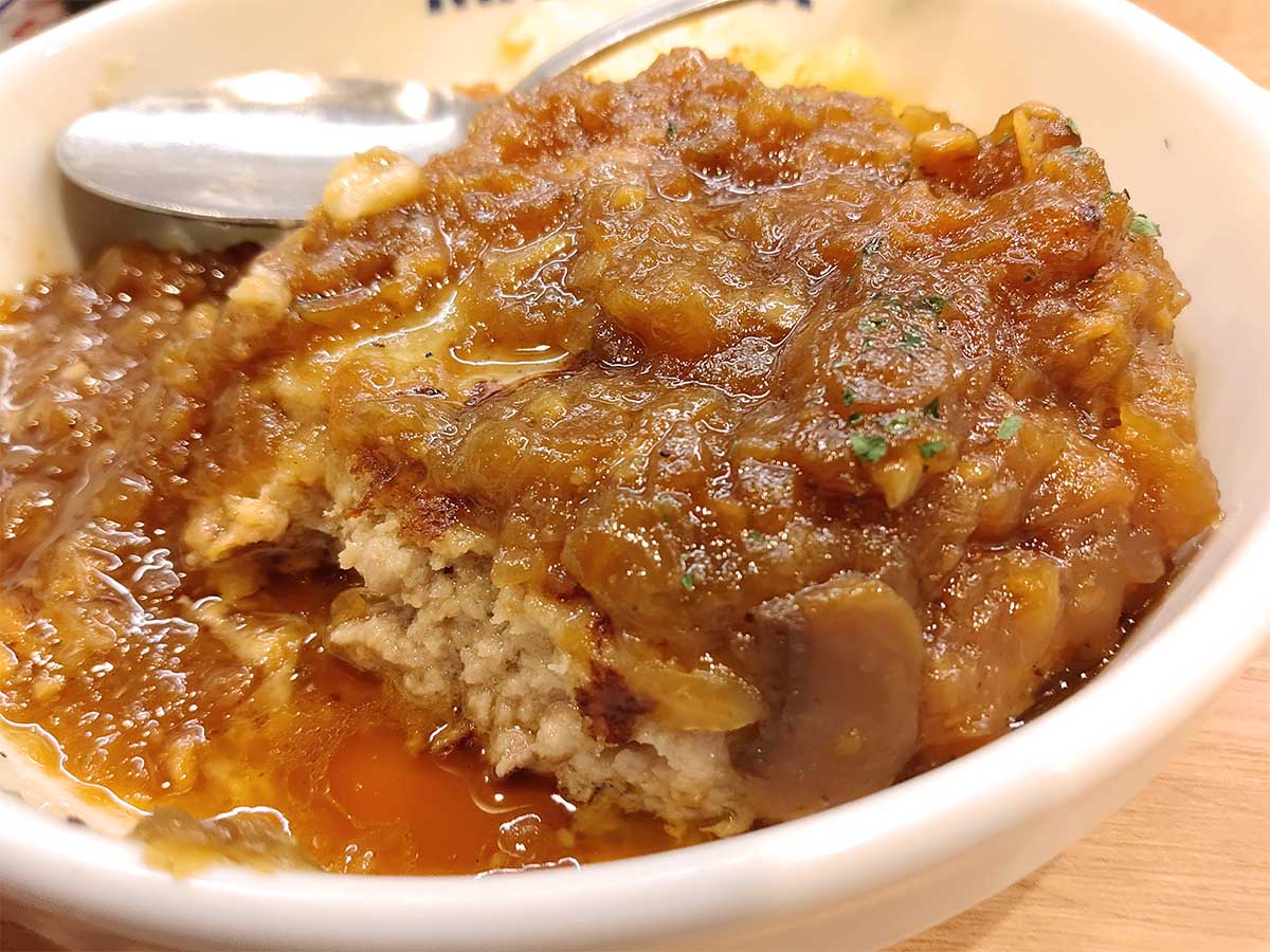 粗目の挽き肉が松屋流。肉と肉汁の旨みがたまりません!