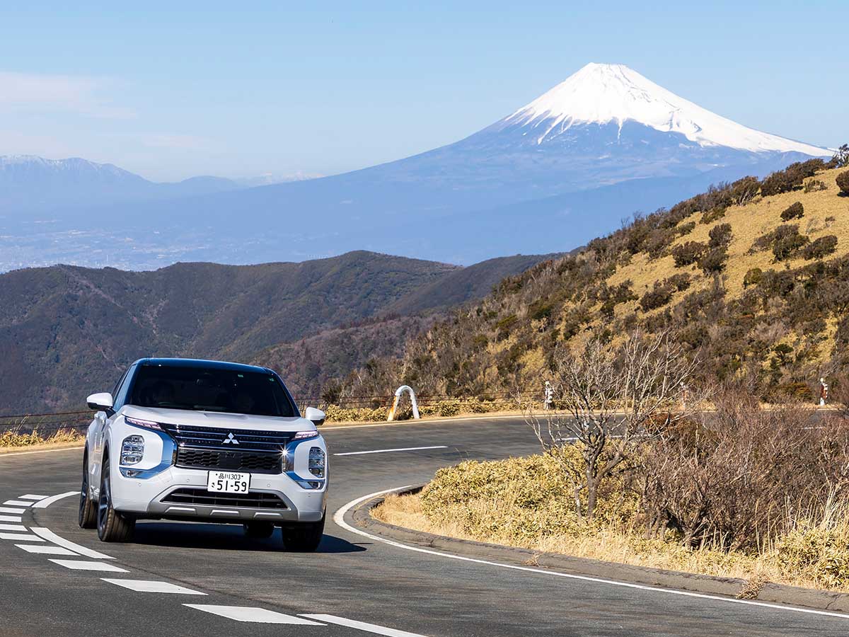 富士山の絶景をバックに西伊豆スカイラインを快走する「アウトランダーPHEV」