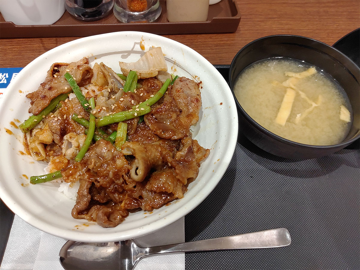 「カルビホルモン丼」並盛780円、大盛840円（ともに税込）。今回は並盛でオーダー