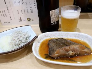 「カレイの煮付け」300円、「じゃこおろし」250円、「ビール」600円