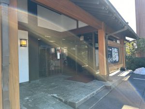 ロードサイドにある『魚庄』の別館は2階建てで大空間。テーブル席のほか、お座敷もあり、宴会など大人数にも対応。ちなみに休日は満席も少なくないので予約必須！