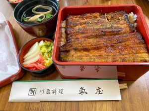 見事な蒲焼きは、表面はこんがり、皮面はパリッとしています