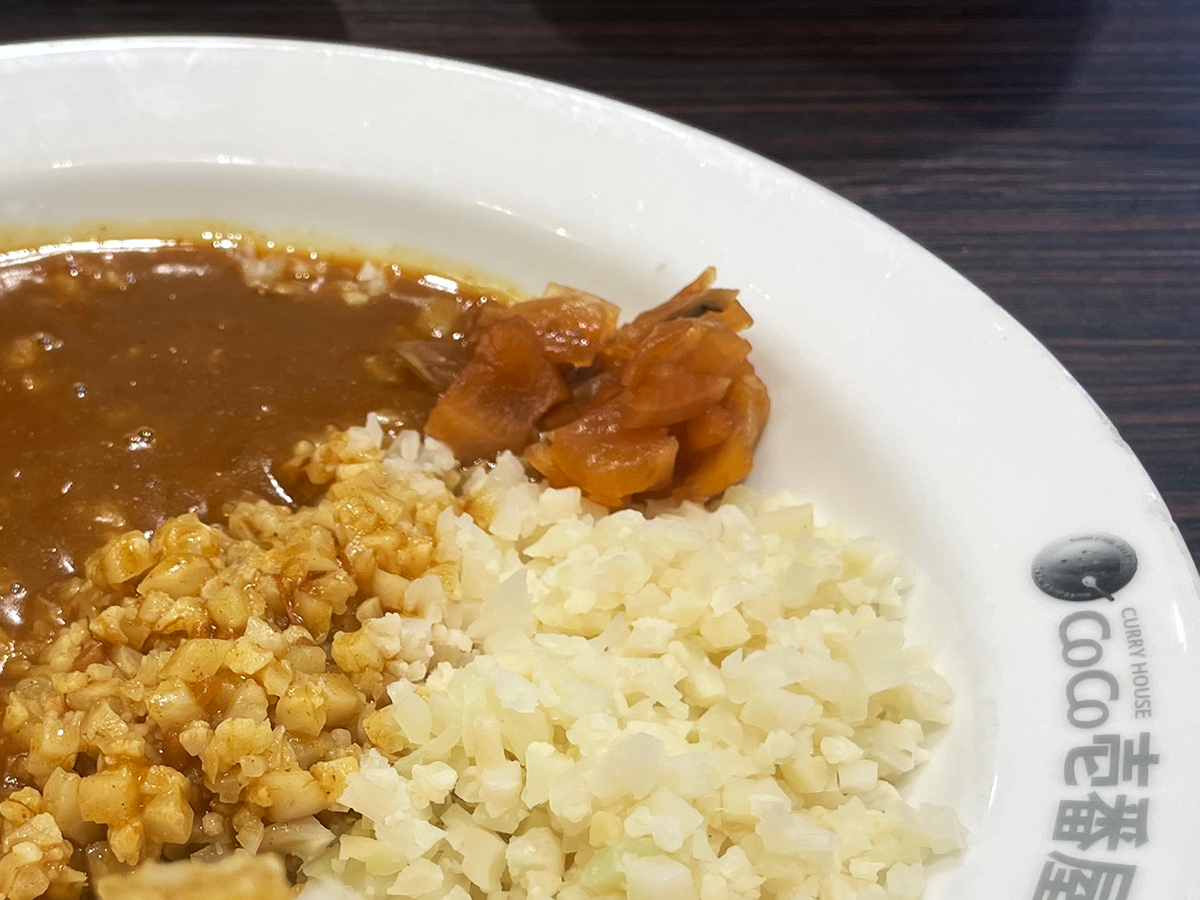 ごはんの代わりにカリフラワーを使用した低糖質カレー