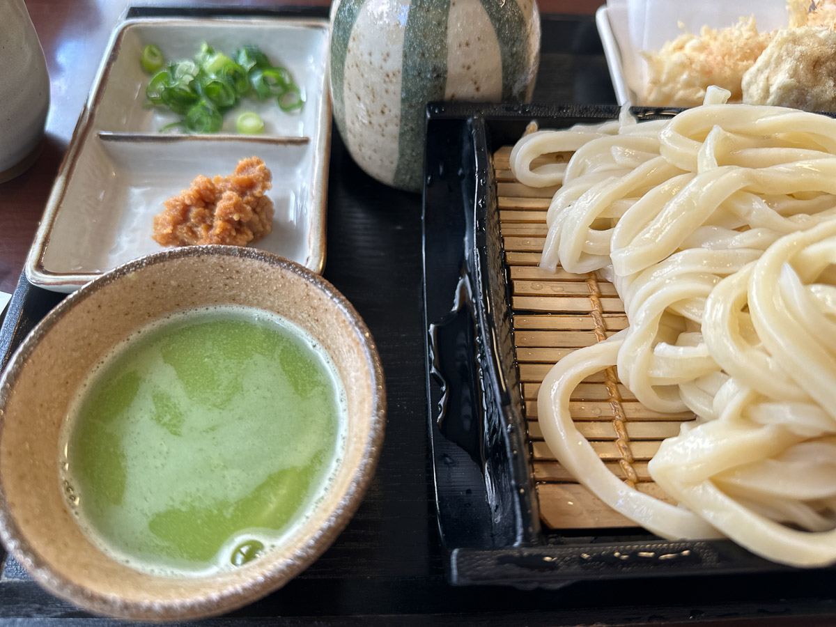 左下にあるのが大根のしぼり汁。この日の大根は「カザフ辛味大根」(カザフスタン共和国の種子を使い農薬を使わずに栽培した大根)