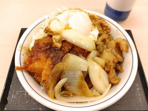 「ホル玉とロースカツの合い盛り丼」896円（税込）。おかずがセパレート＆とん汁（小）がセットの「定食」979円（税込）もあり