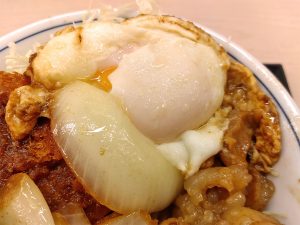 目玉焼きは卵黄がとろっとろの”温玉”状態。ホルモンと一緒に炒めた玉ねぎもナイスな味