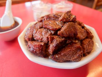 肉で覆われて炒飯が見えない！ 行列必至の町中華『中華料理 東東』でデカ盛り「ステーキチャーハン」を食べてきた
