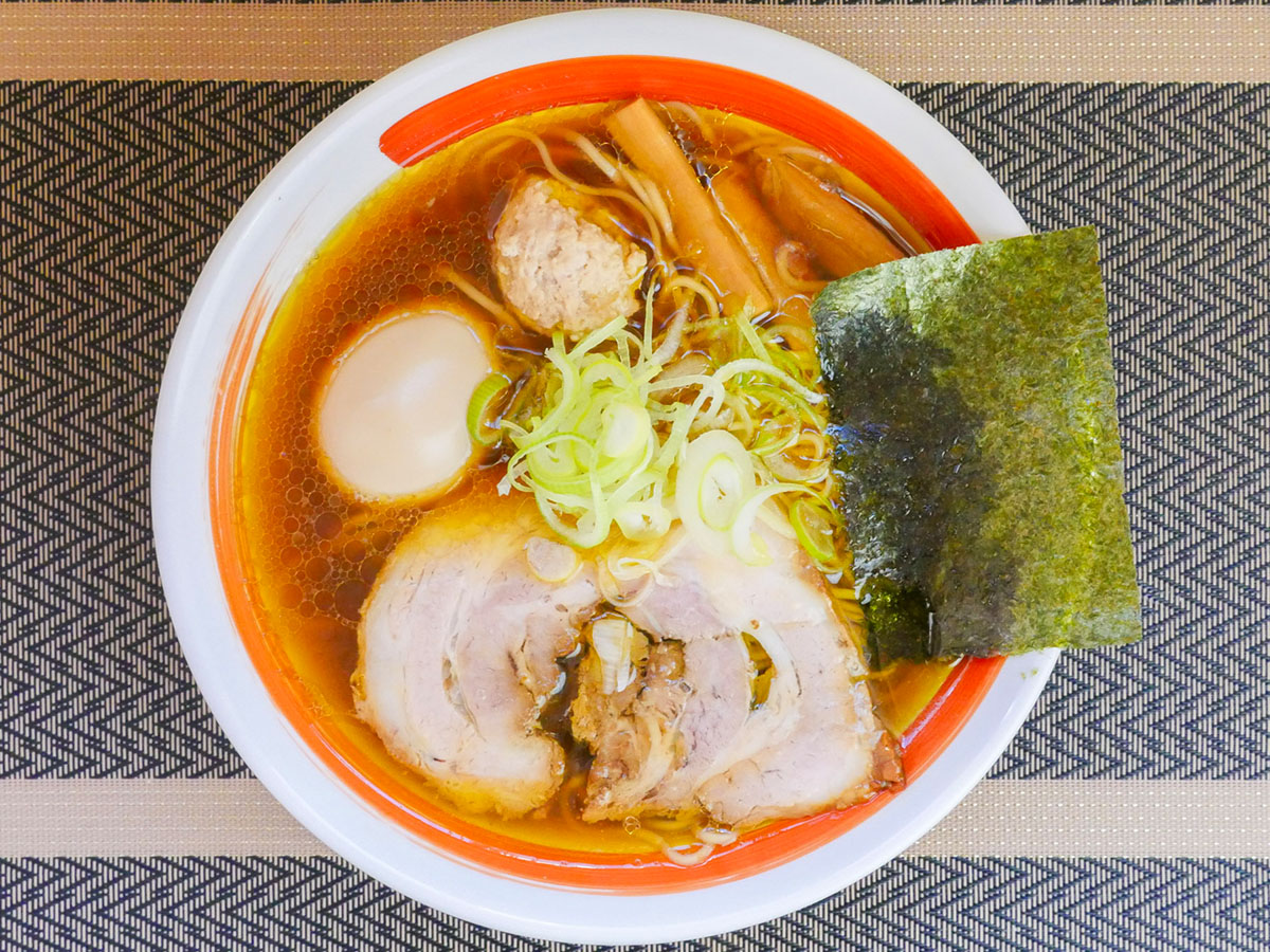 店の看板メニューの一つ「こく旨醤油味玉らぁ麺」1000円。味玉なしの場合900円に