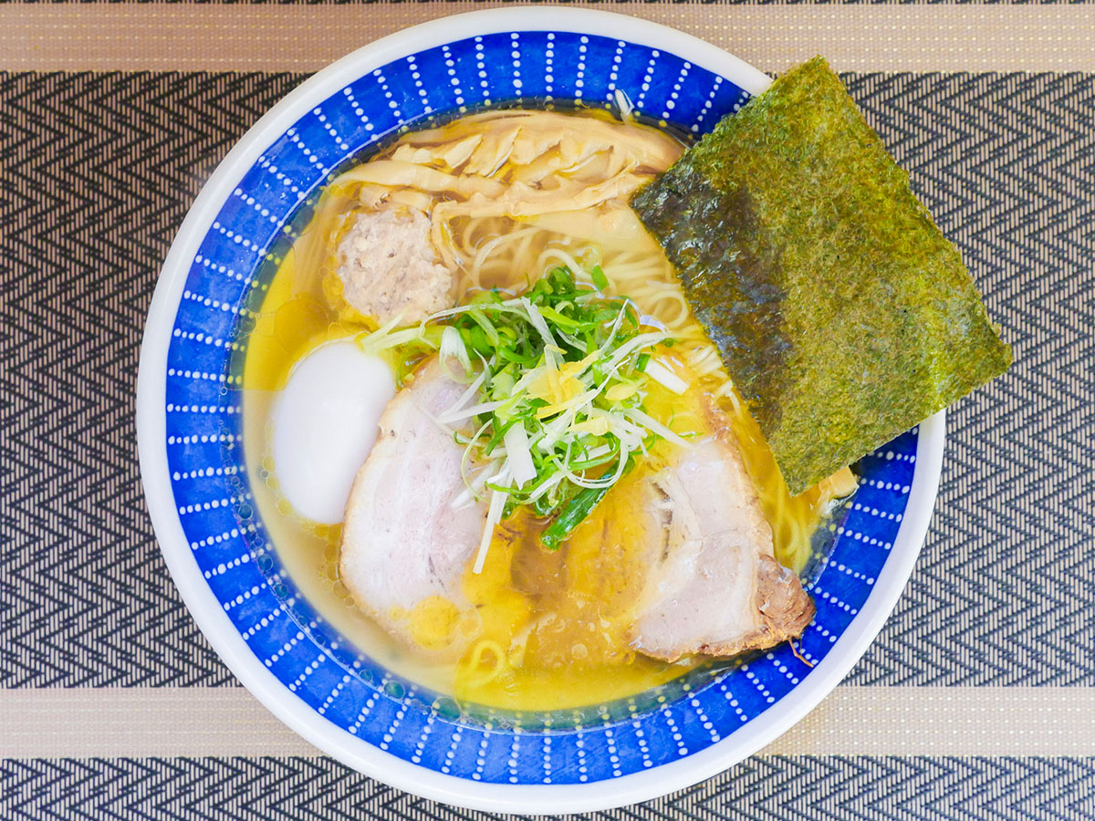 こちらは「あっさり塩味玉らぁ麺」1000円。トッピングの『塩レモン』にこだわりあり！