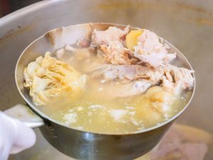 鶏をベースに、野菜、昆布、舞茸などで作るスープ。旨みしっかり、しかしどこか軽やかな美味しさ