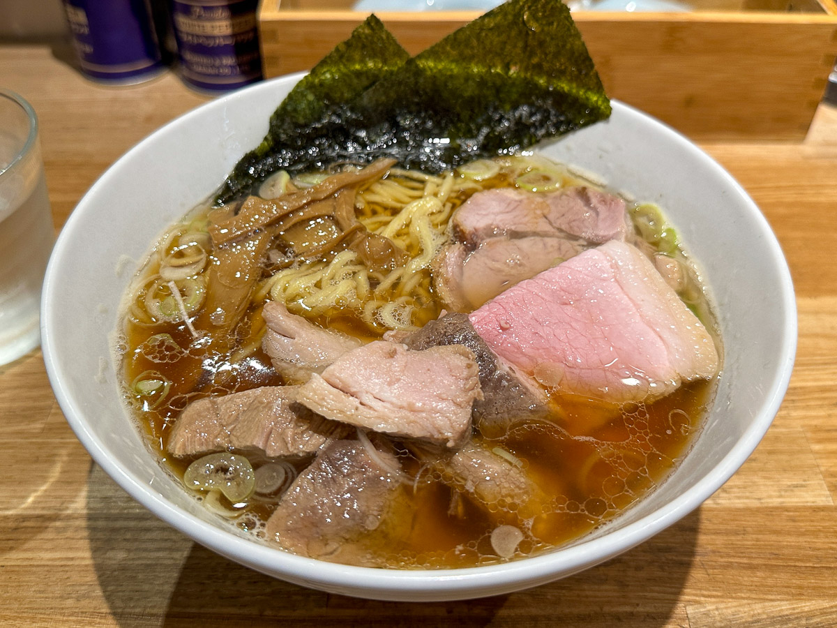 京王井の頭線・浜田山の地元人気ラーメン店『中華そば つるや』の「中華そば」900円（写真は味付卵100円をトッピング）