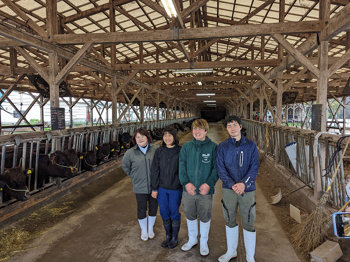 牛、豚、鶏と日本一の産出量を誇る都城市にある『飯盛農場』。左から飯盛由紀子さん、研修生の中原さん、将太さん、龍二さん